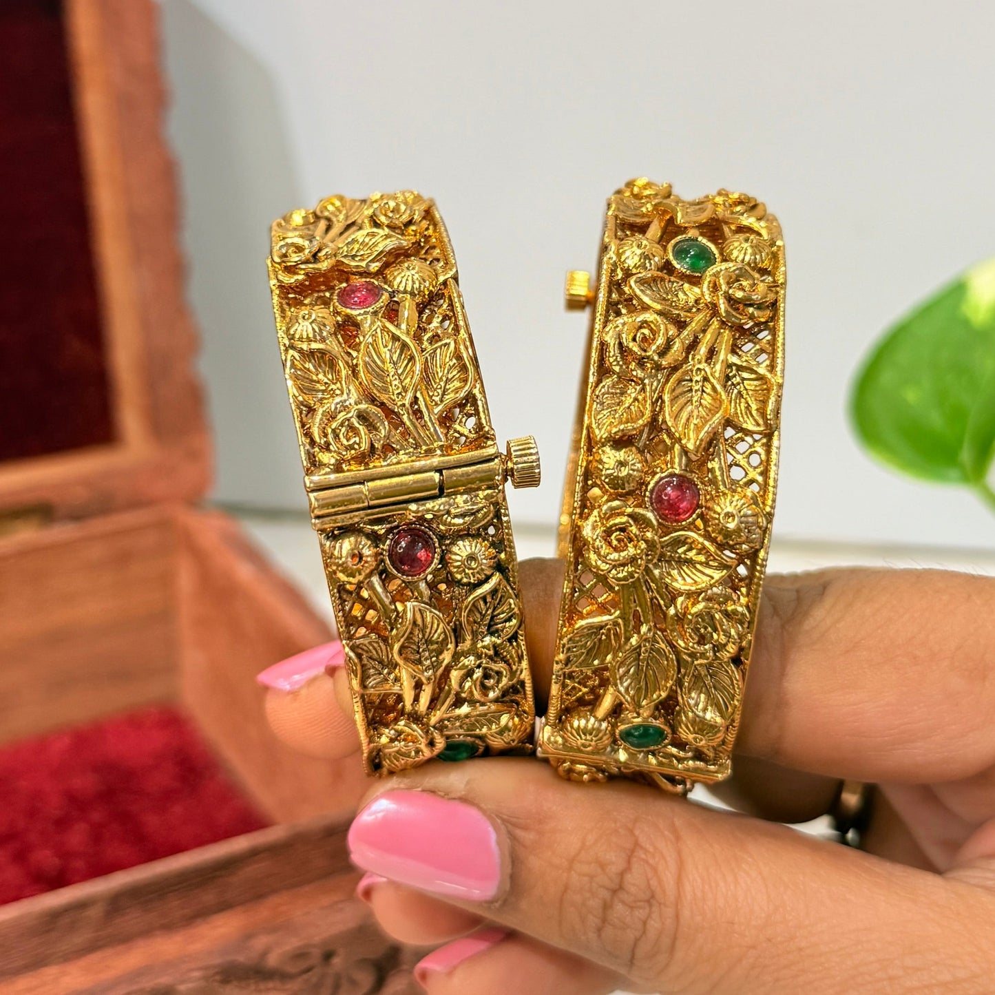 Vanya Antique Premium Screw Bangle - 2pcs