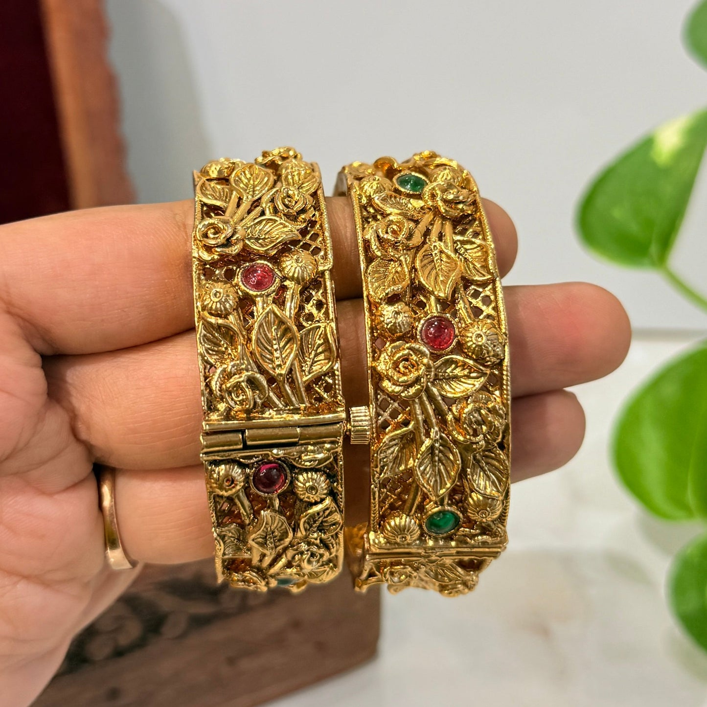 Vanya Antique Premium Screw Bangle - 2pcs