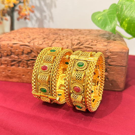 Kritika Rajwadi Screw Bangle - Red & Green