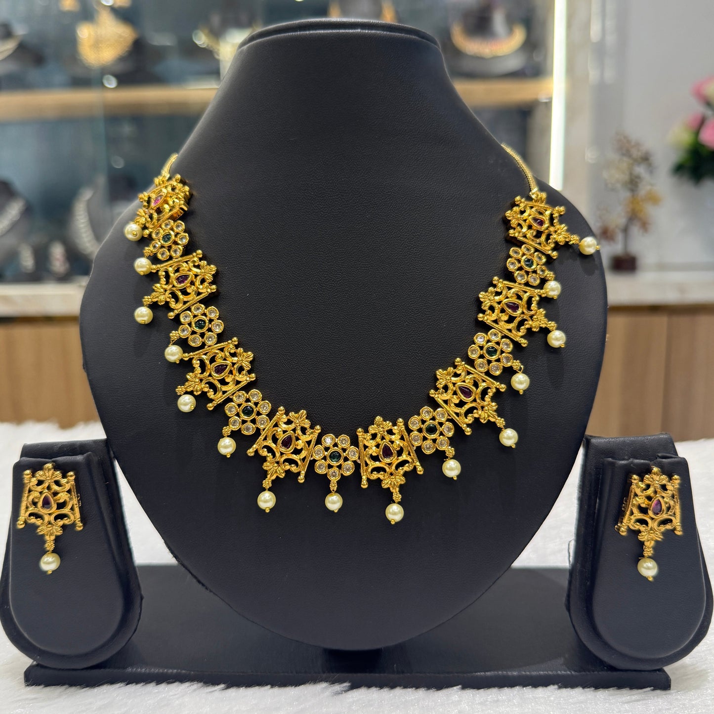 Golden Necklace with pearls
