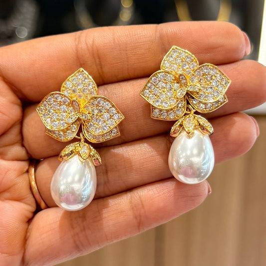 AD Shimmer Bloom earring with Pearl