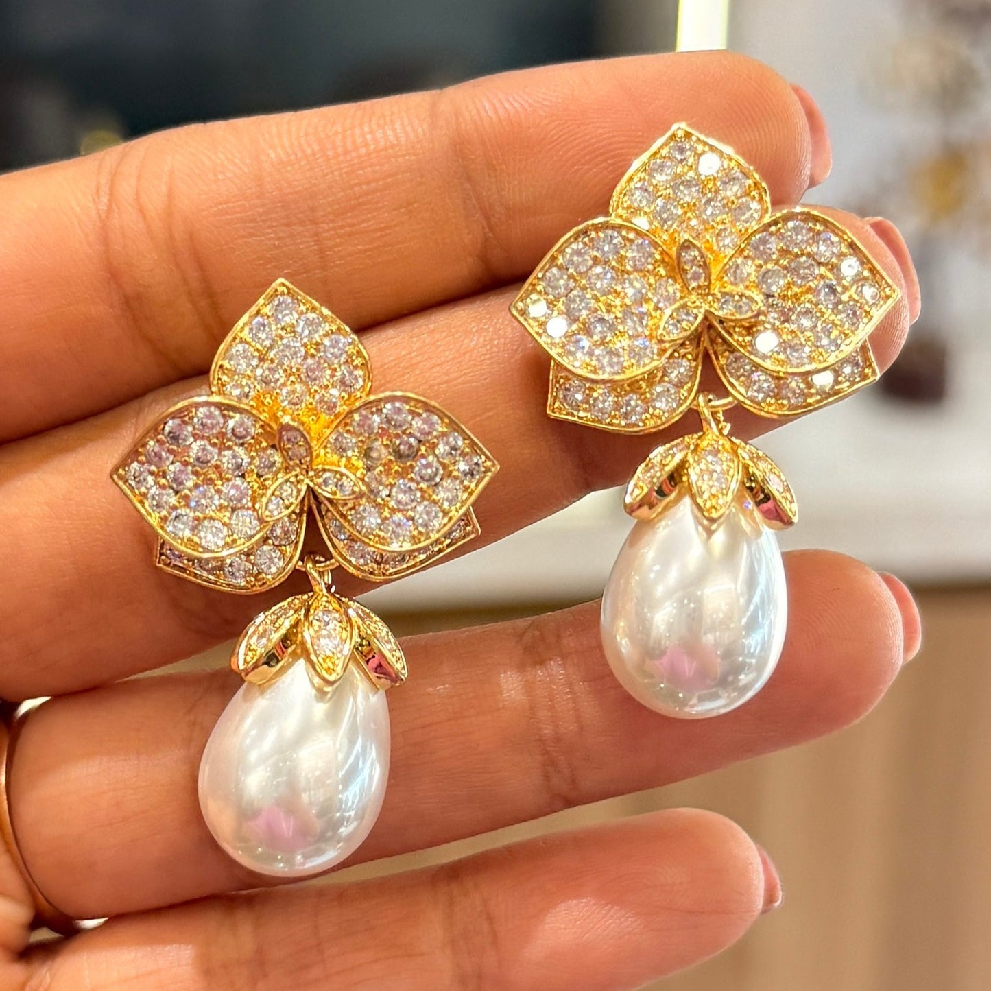 AD Shimmer Bloom earring with Pearl