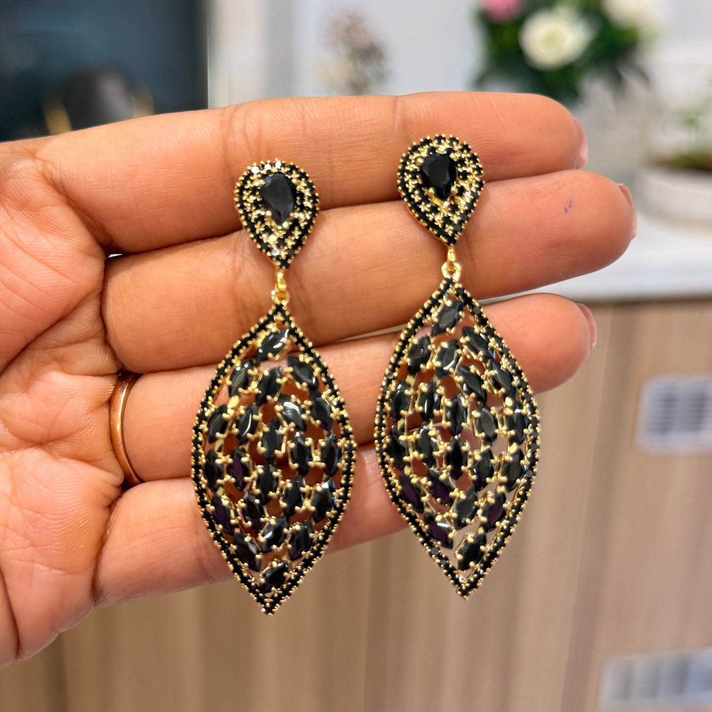 AD Midnight Leaf Black Earring