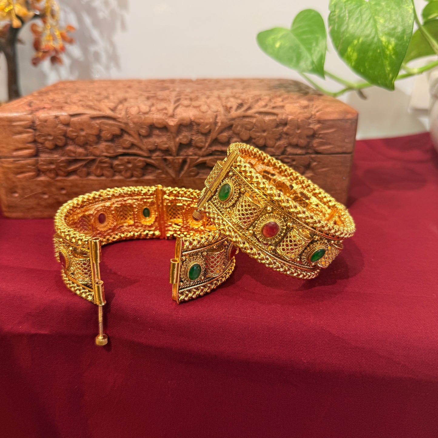 Kritika Rajwadi Screw Bangle - Red & Green