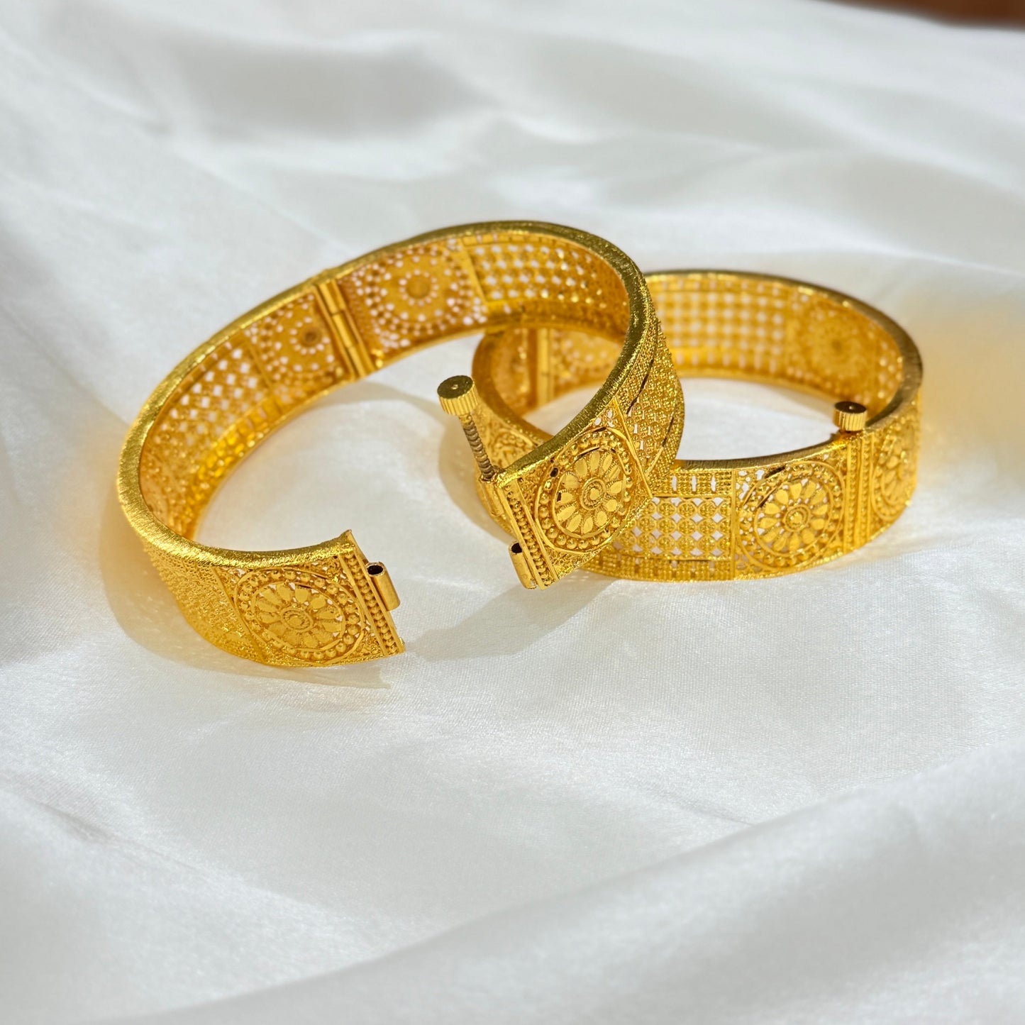 Kashish Golden Screw Bangle