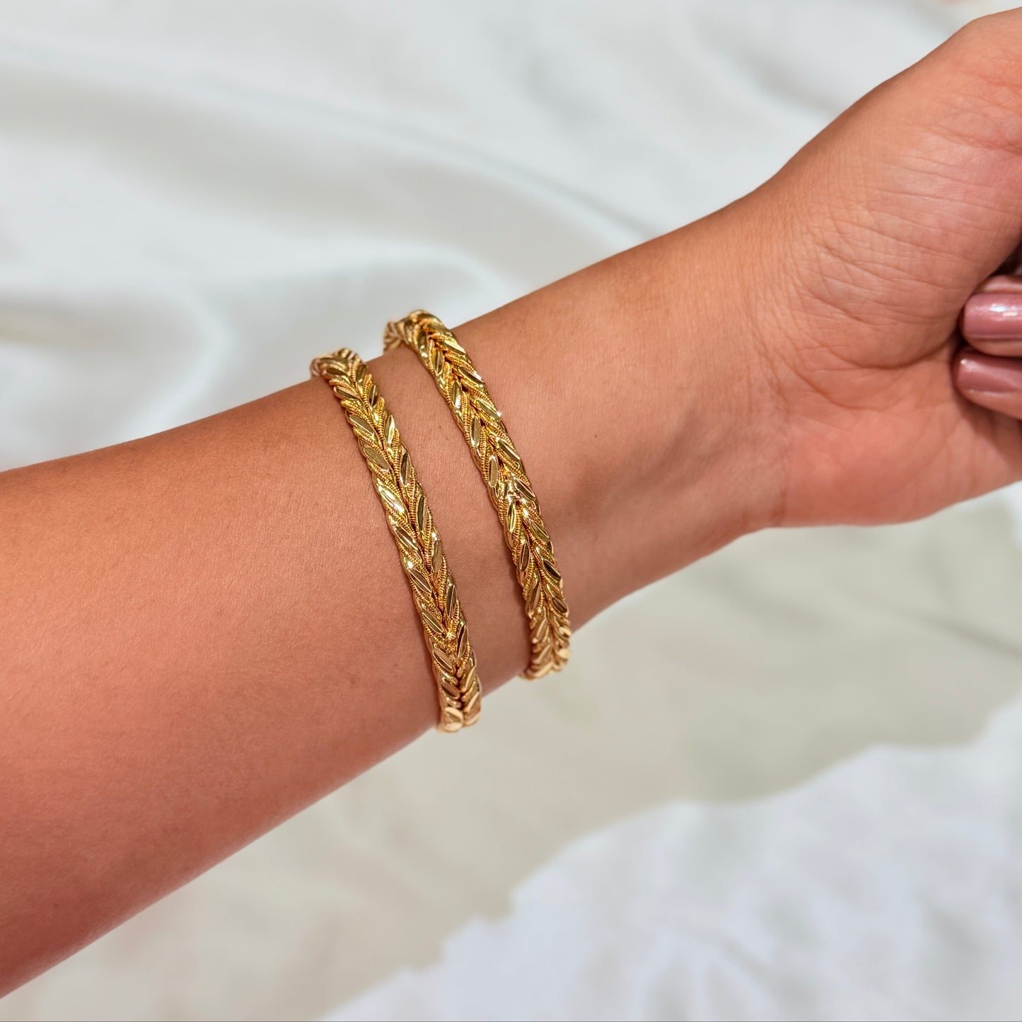Radhvi Golden Bangle