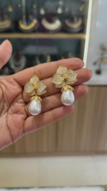 AD Shimmer Bloom earring with Pearl